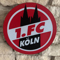 „Leuchtende Lampe des 1. FC Köln mit rot-weißem Vereinsdesign und Geißbock.“