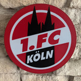 „Leuchtende Lampe des 1. FC Köln mit rot-weißem Vereinsdesign und Geißbock.“