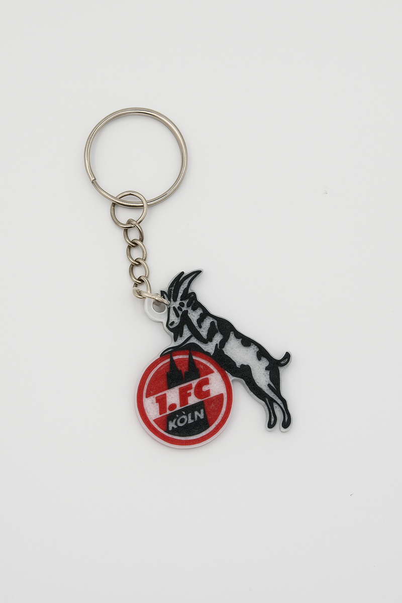 Nahaufnahme des 1. FC Köln Schlüsselanhängers mit feiner 3D-Druckstruktur und Metallkette