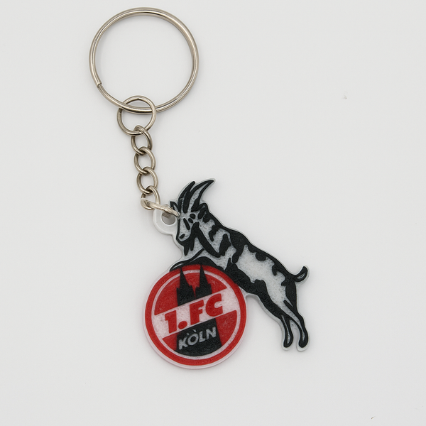 Nahaufnahme des 1. FC Köln Schlüsselanhängers mit feiner 3D-Druckstruktur und Metallkette
