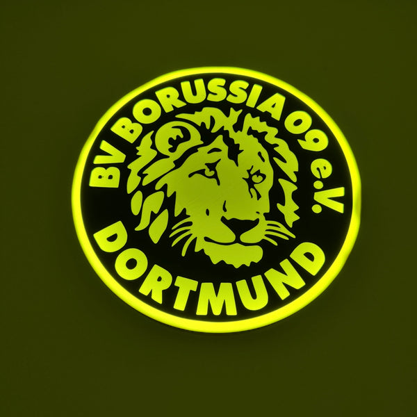 „Fanlampe des BVB mit kraftvollem Löwenmotiv und gelber LED-Beleuchtung.“