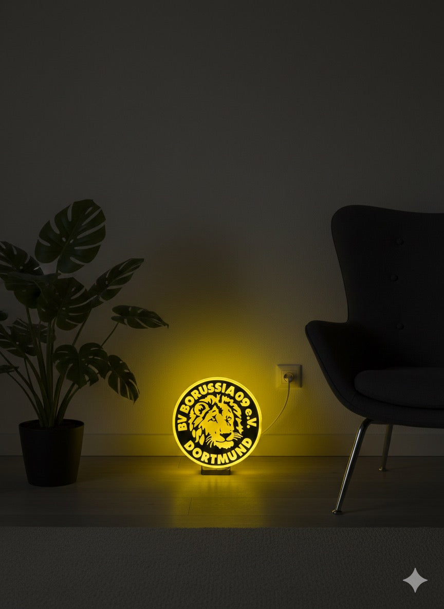 „LED-Lampe im BVB-Design mit leuchtendem Löwenmotiv in Schwarz und Gelb.“