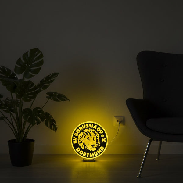 „LED-Lampe im BVB-Design mit leuchtendem Löwenmotiv in Schwarz und Gelb.“