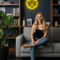 Schwarz-gelbe BVB-Lampe mit Borussia-Dortmund-Logo als leuchtende Fan-Deko
