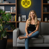 Schwarz-gelbe BVB-Lampe mit Borussia-Dortmund-Logo als leuchtende Fan-Deko
