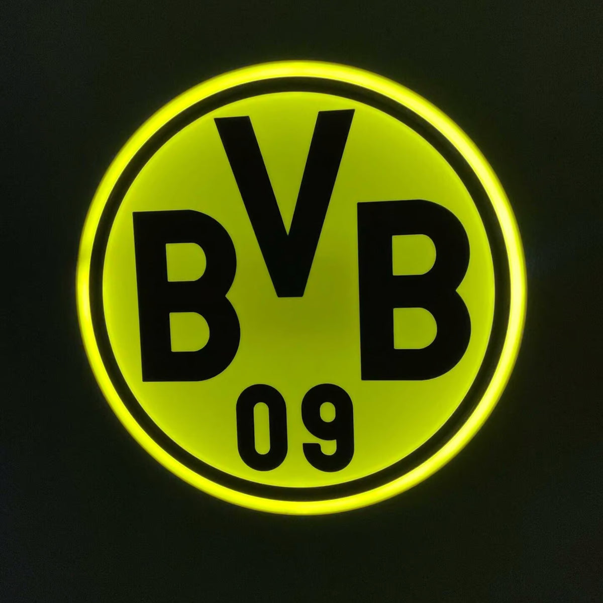 „Runde Lampe mit großem BVB-Logo und gelber Ausleuchtung.“