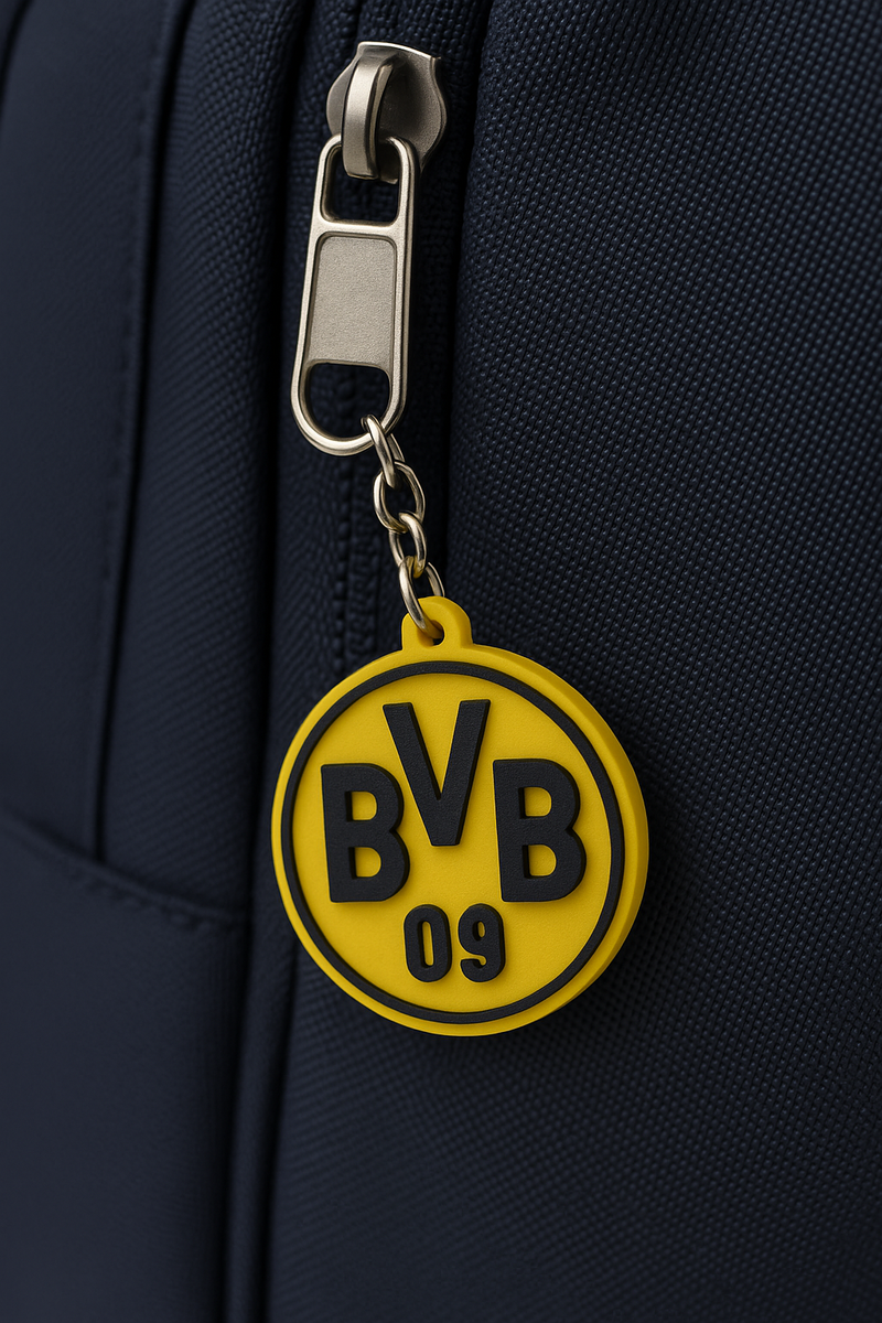 BVB Schlüsselanhänger auf Tisch neben Autoschlüssel und schwarz-gelbem Hintergrund