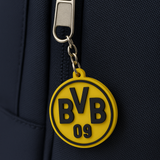 BVB Schlüsselanhänger auf Tisch neben Autoschlüssel und schwarz-gelbem Hintergrund