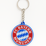 Nahaufnahme des FC Bayern München Schlüsselanhängers mit feiner 3D-Druckstruktur und Metallkette