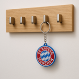 FC Bayern München Schlüsselanhänger auf Tisch mit Autoschlüssel