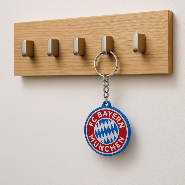 FC Bayern München Schlüsselanhänger auf Tisch mit Autoschlüssel