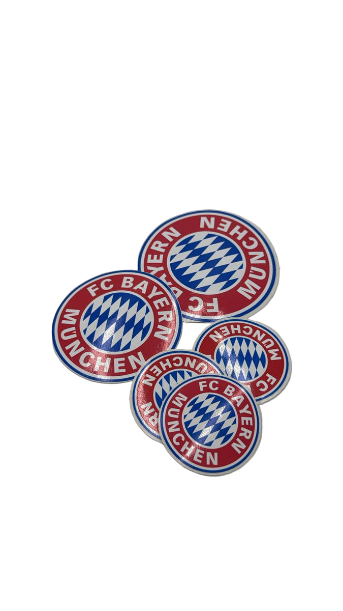 Nahaufnahme des FC Bayern München Stickers mit sichtbarem Peel-Off-Rand