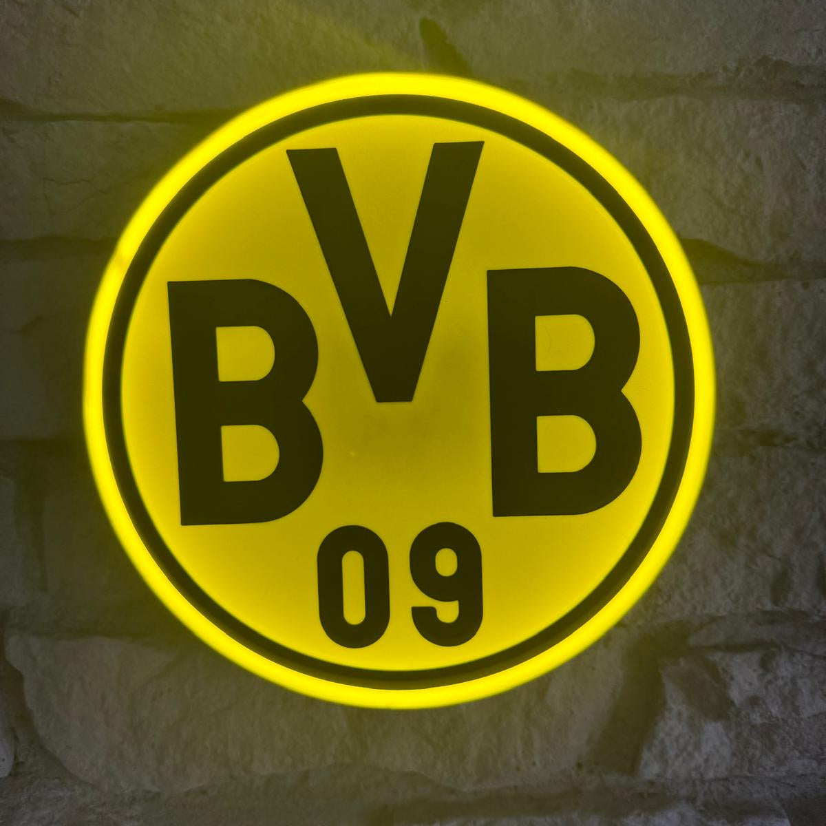 „Schwarz-gelbe Borussia-Dortmund-Lampe als dekoratives Element im Fanraum.“