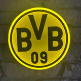 „Schwarz-gelbe Borussia-Dortmund-Lampe als dekoratives Element im Fanraum.“