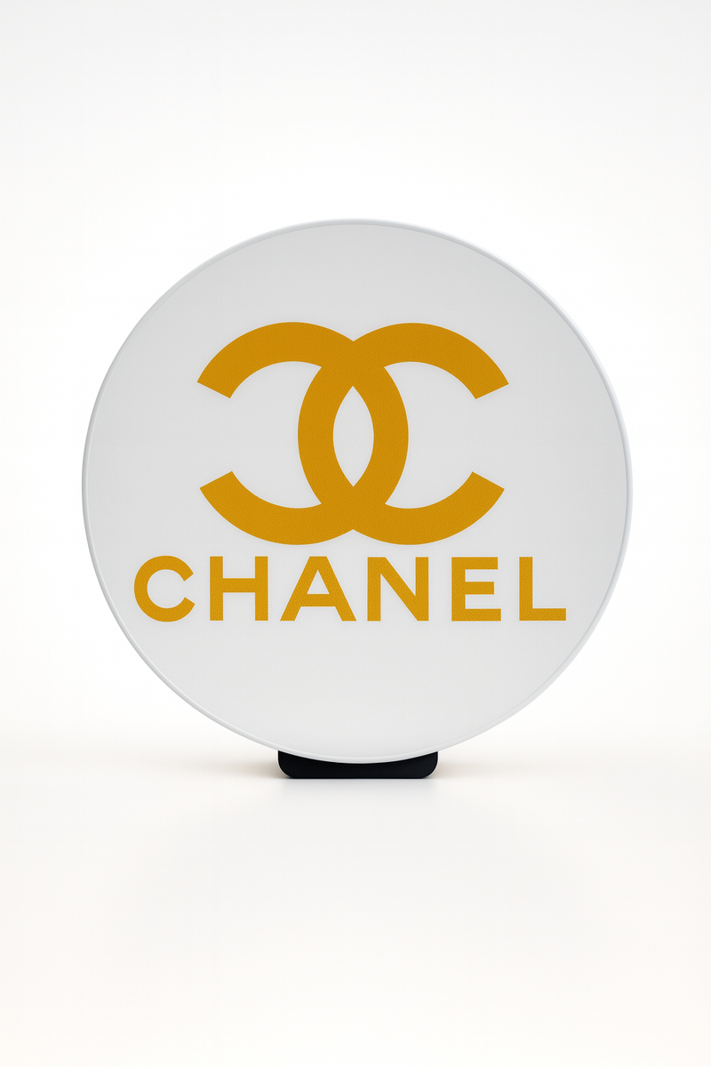Chanel LED Lampe mit hell beleuchtetem Logo auf Acrylplatte