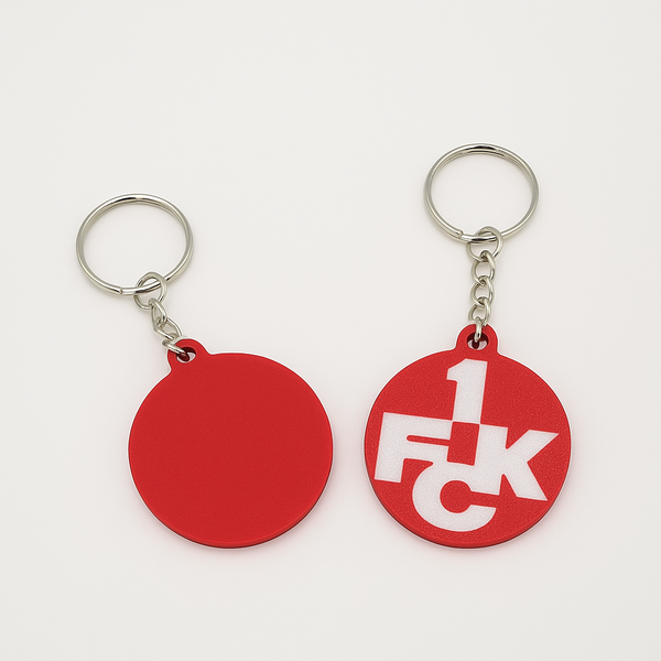 Nahaufnahme des 3D-gedruckten 1. FC Kaiserslautern Schlüsselanhängers mit Metallkette