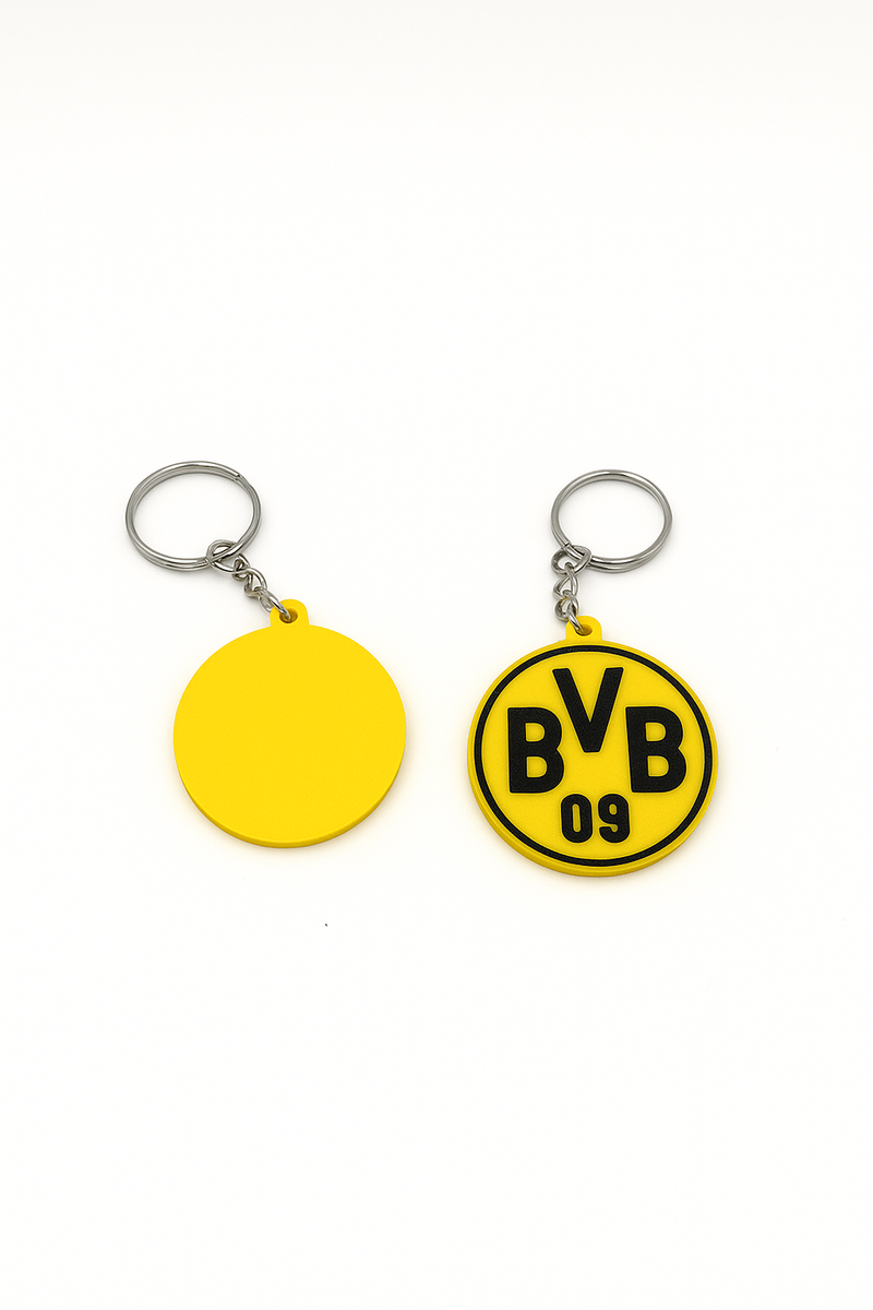 ahaufnahme des Borussia Dortmund Schlüsselanhängers mit 3D-Druckstruktur und Metallkette