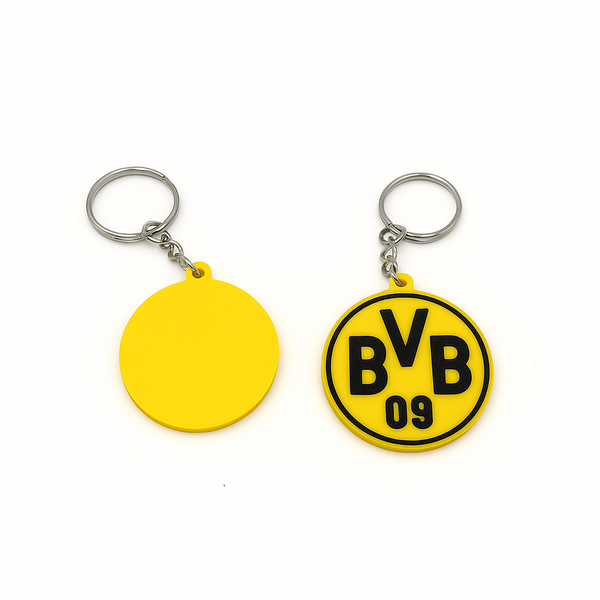 ahaufnahme des Borussia Dortmund Schlüsselanhängers mit 3D-Druckstruktur und Metallkette