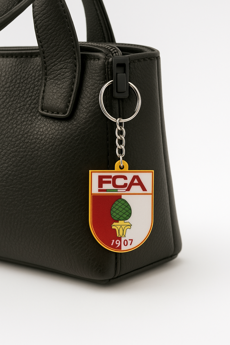 Nahaufnahme des FC Augsburg Schlüsselanhängers mit Metallkette und präzisem 3D-Druck