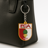 Nahaufnahme des FC Augsburg Schlüsselanhängers mit Metallkette und präzisem 3D-Druck