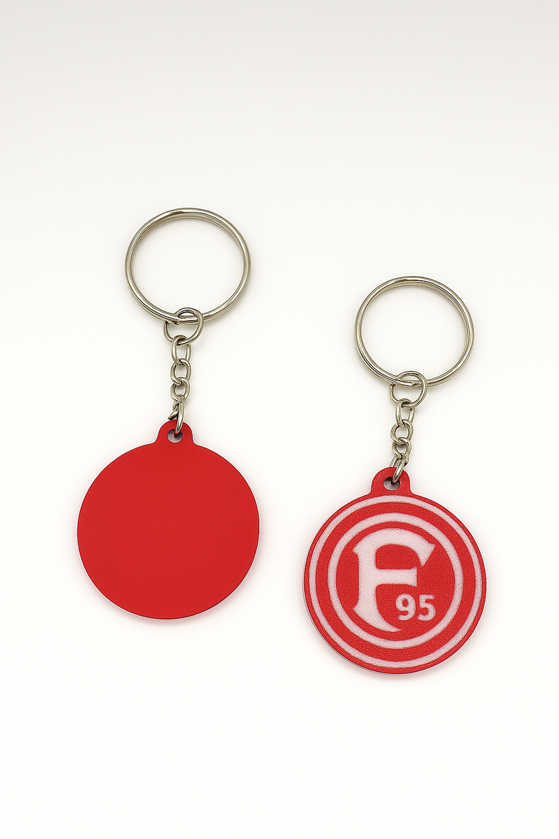 Nahaufnahme des Fortuna Düsseldorf Schlüsselanhängers mit Metallkette und 3D-Druckstruktur