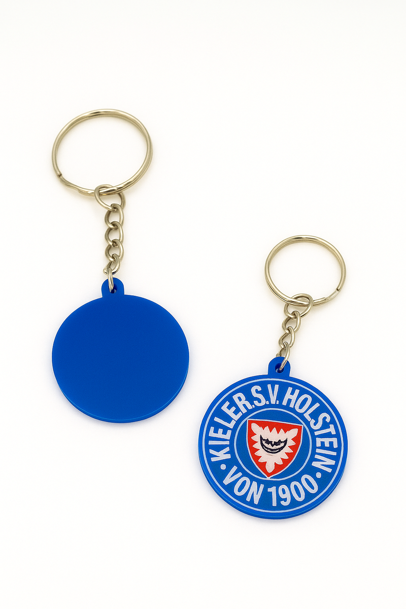 Nahaufnahme des 3D-gedruckten Holstein Kiel Schlüsselanhängers mit Metallkette