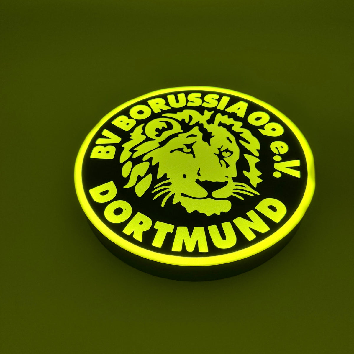 „Helles LED-Licht im Dortmund-Stil mit detailreichem Löwendesign.“