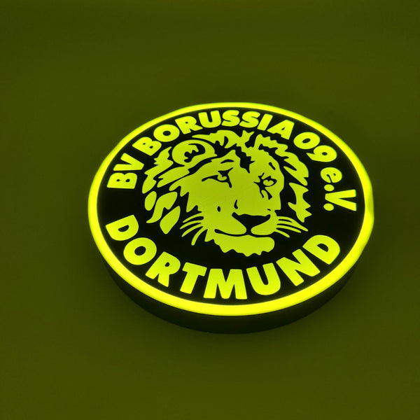 „Helles LED-Licht im Dortmund-Stil mit detailreichem Löwendesign.“