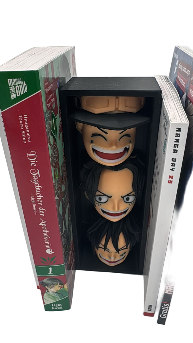„One Piece 3D-Buchstütze mit Luffy, Ace und Sabo – Frontansicht zwischen Mangas“
