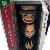 „One Piece 3D-Buchstütze mit Luffy, Ace und Sabo – Frontansicht zwischen Mangas“