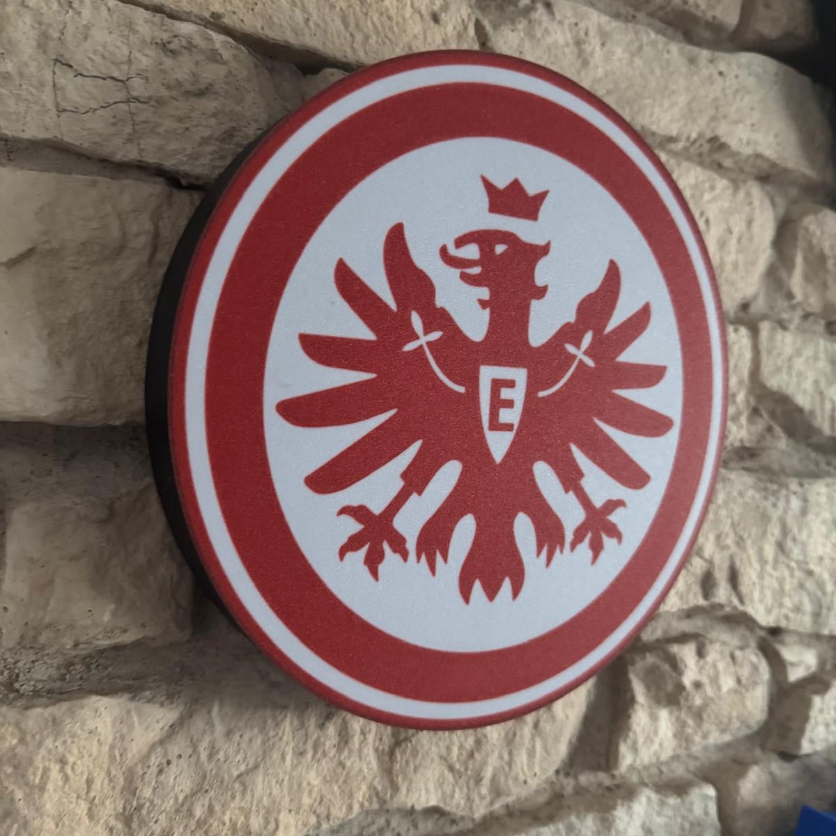 „Dekorative Eintracht-Frankfurt-Lampe als Hingucker im Fanraum.“