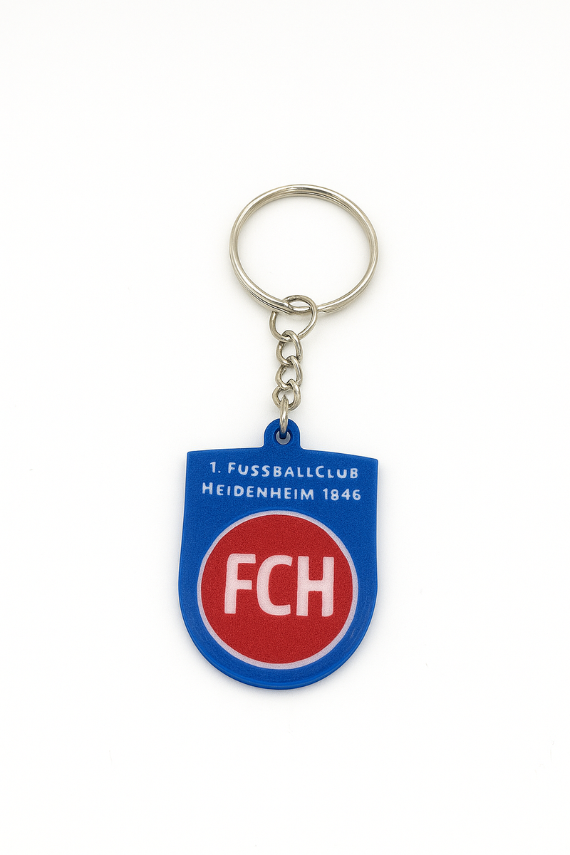 Nahaufnahme des 1. FC Heidenheim Schlüsselanhängers mit feiner 3D-Druckstruktur und Metallkette