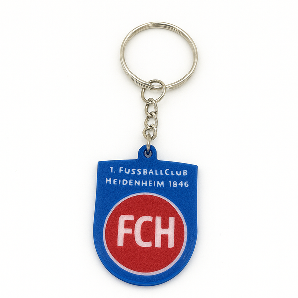 Nahaufnahme des 1. FC Heidenheim Schlüsselanhängers mit feiner 3D-Druckstruktur und Metallkette