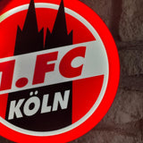 „Dekorative rot-weiße FC-Köln-Lampe mit traditionellem Geißbock-Emblem.“