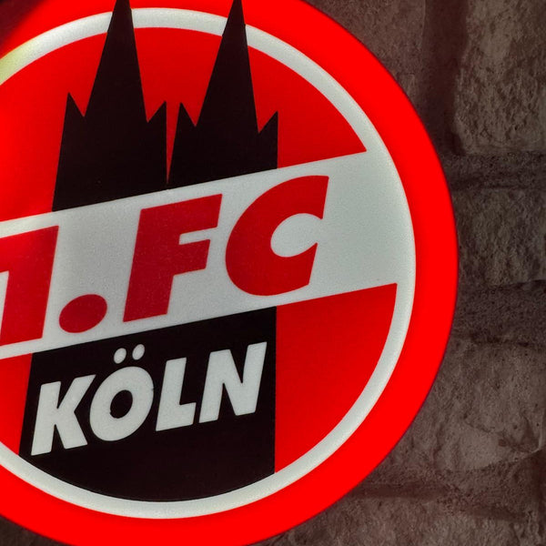 „Dekorative rot-weiße FC-Köln-Lampe mit traditionellem Geißbock-Emblem.“