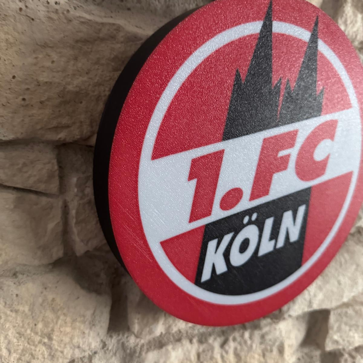 „LED-Lampe im FC-Köln-Stil mit klar erkennbarem Vereinslogo.“