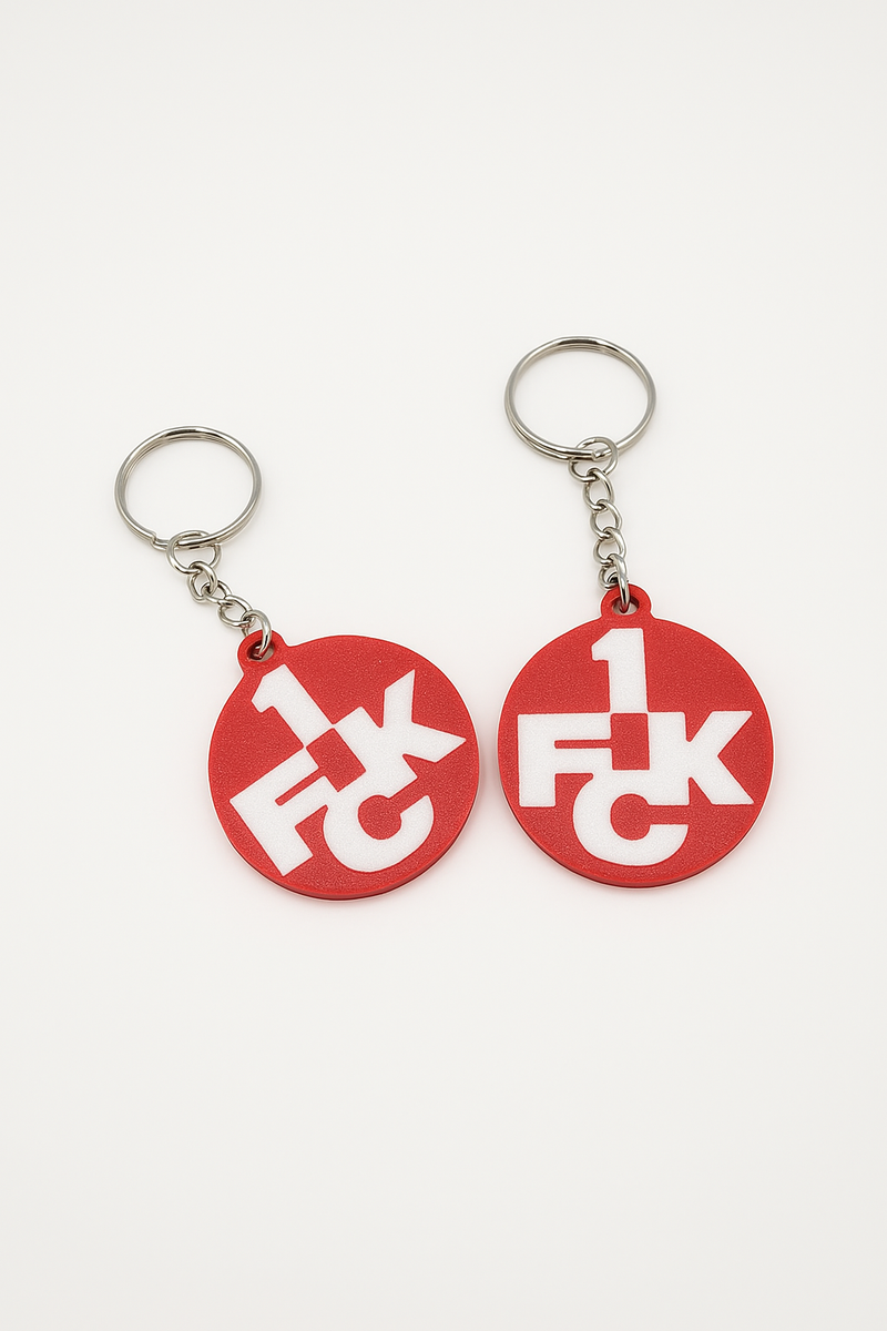 1. FC Kaiserslautern Schlüsselanhänger aus rotem PLA mit weißem Logo auf hellem Hintergrund