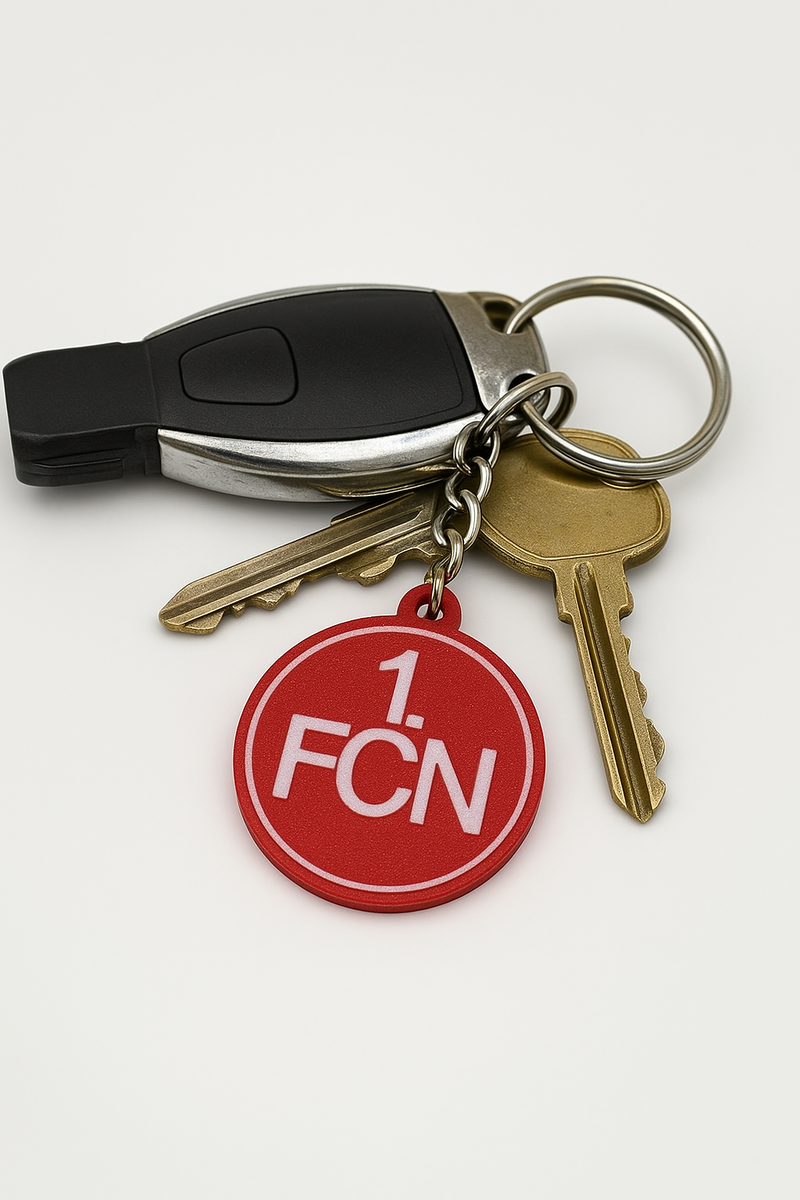 1.FC Nürnberg Schlüsselanhänger auf Tisch mit Autoschlüssel platziert