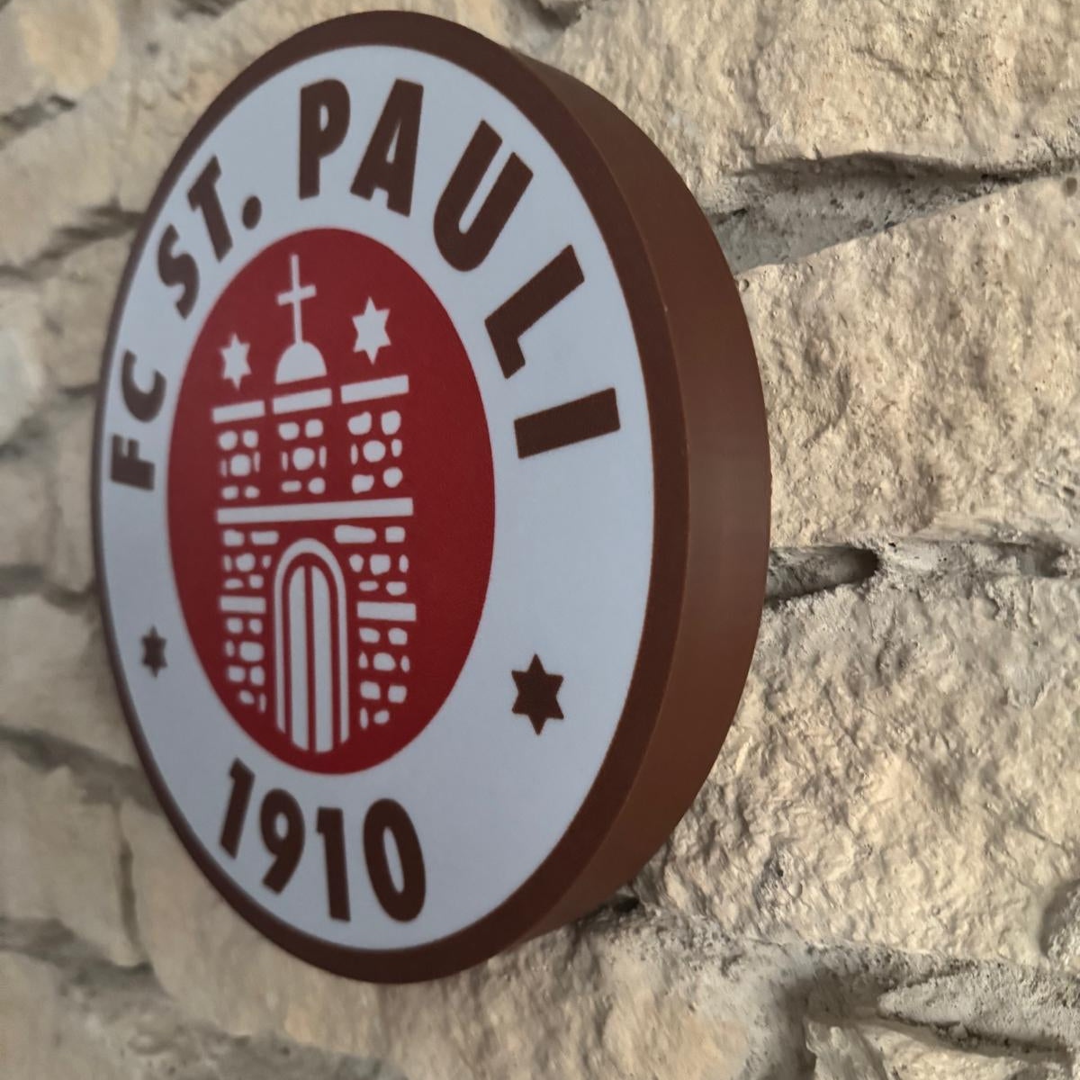 „LED-Lampe des FC St. Pauli mit ikonischem Totenkopf-Motiv.“