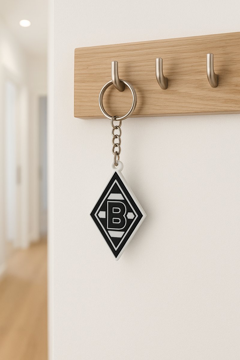 Borussia Mönchengladbach Schlüsselanhänger auf Tisch mit Autoschlüssel platziert
