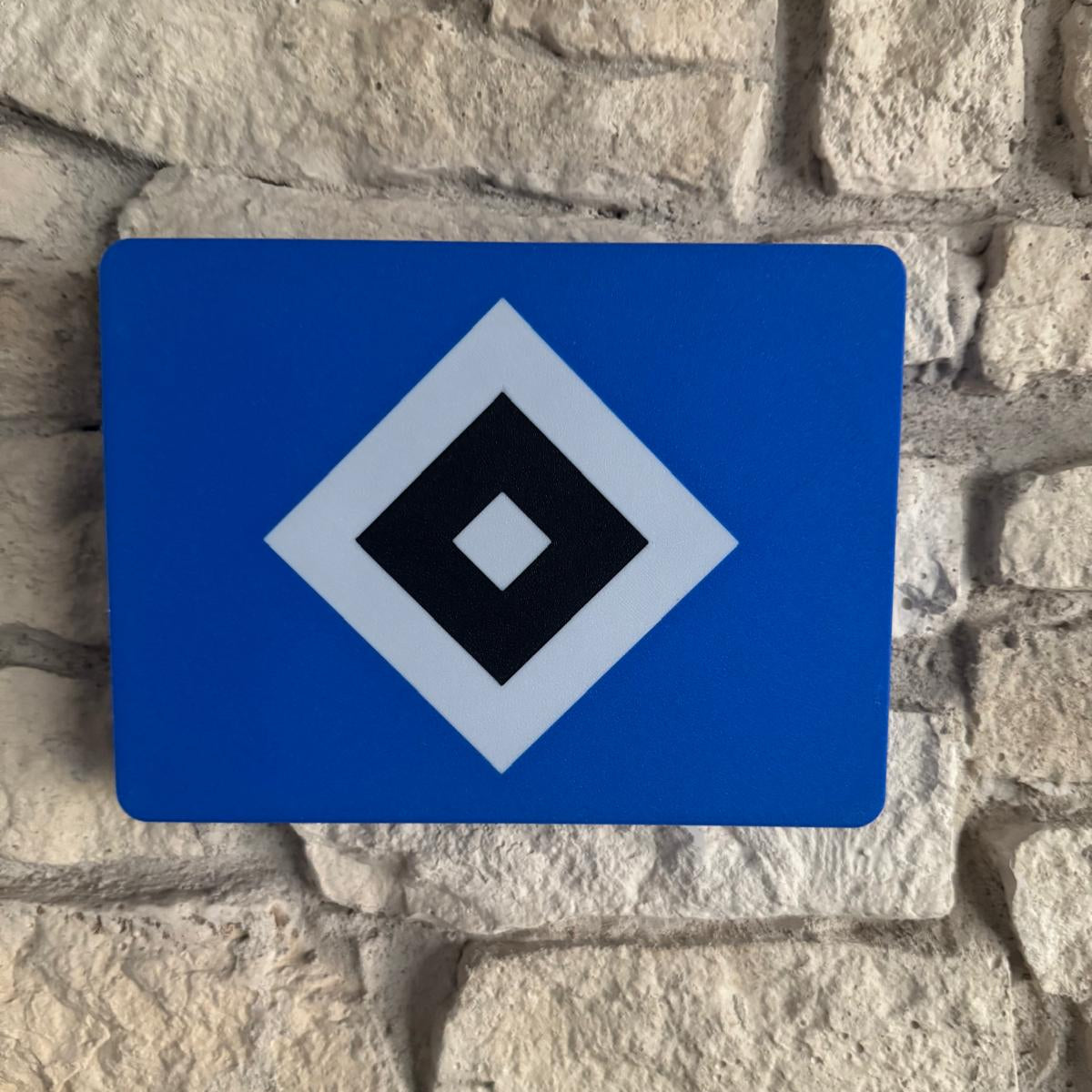 „Beleuchteter HSV-Fanartikel mit blau-weißer Lichtwirkung.“