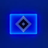 „LED-Leuchtschild des Hamburger SV mit starkem Hell-Dunkel-Kontrast.“