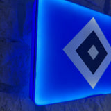 „Runde Lampe mit großem Hamburger-SV-Logo und klaren Kontrastfarben.“