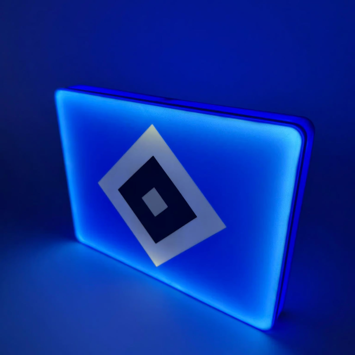 „Sanft leuchtendes Nachtlicht im HSV-Design in Blau und Weiß.“