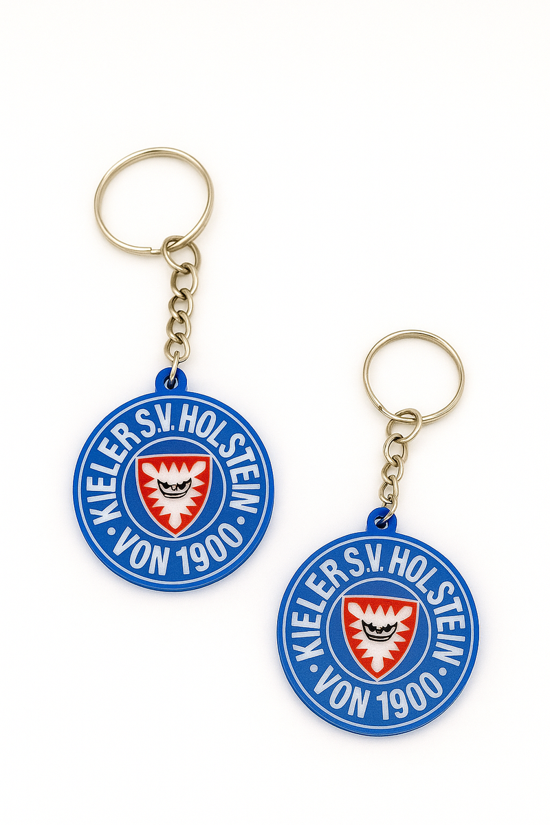 Holstein Kiel Schlüsselanhänger aus PLA 3D-Druck in Blau-Weiß-Rot auf hellem Hintergrund