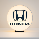 Honda LED-Leuchtschild an der Wand in heller Ausleuchtung