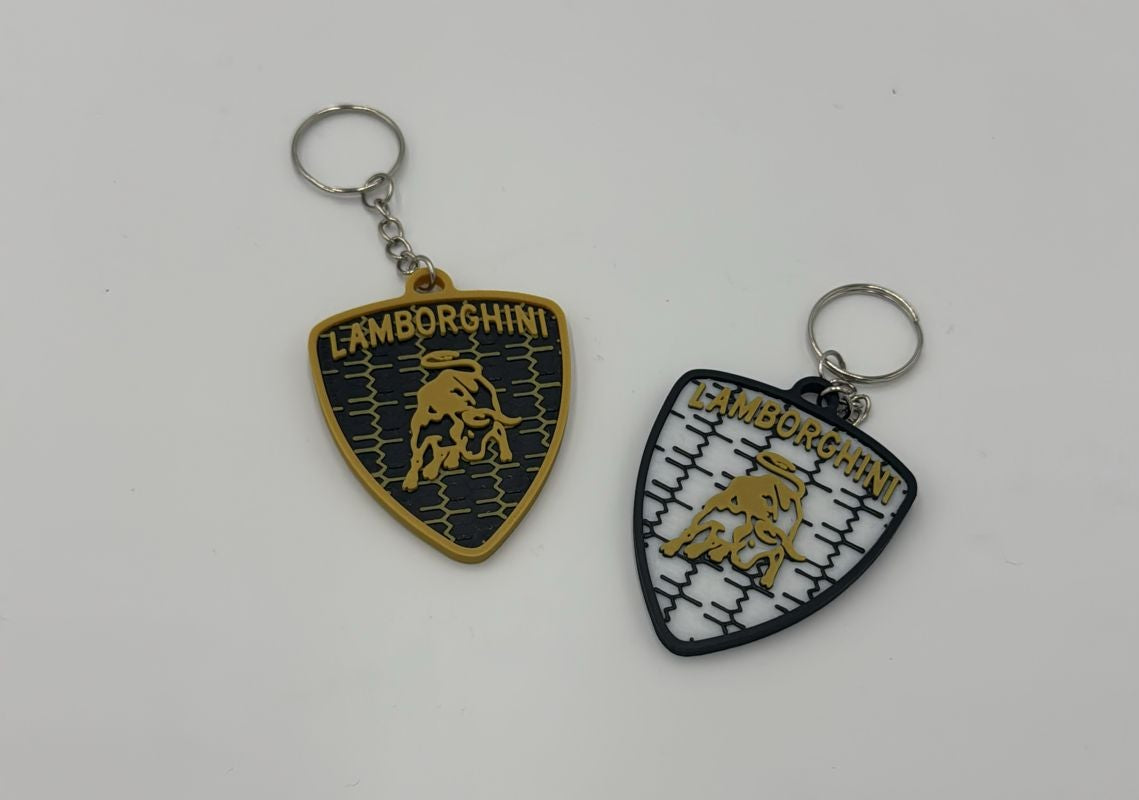 Künstlerisches Foto zeigt das markante Relief und die kraftvolle Form des 3D-gedruckten Bullen.