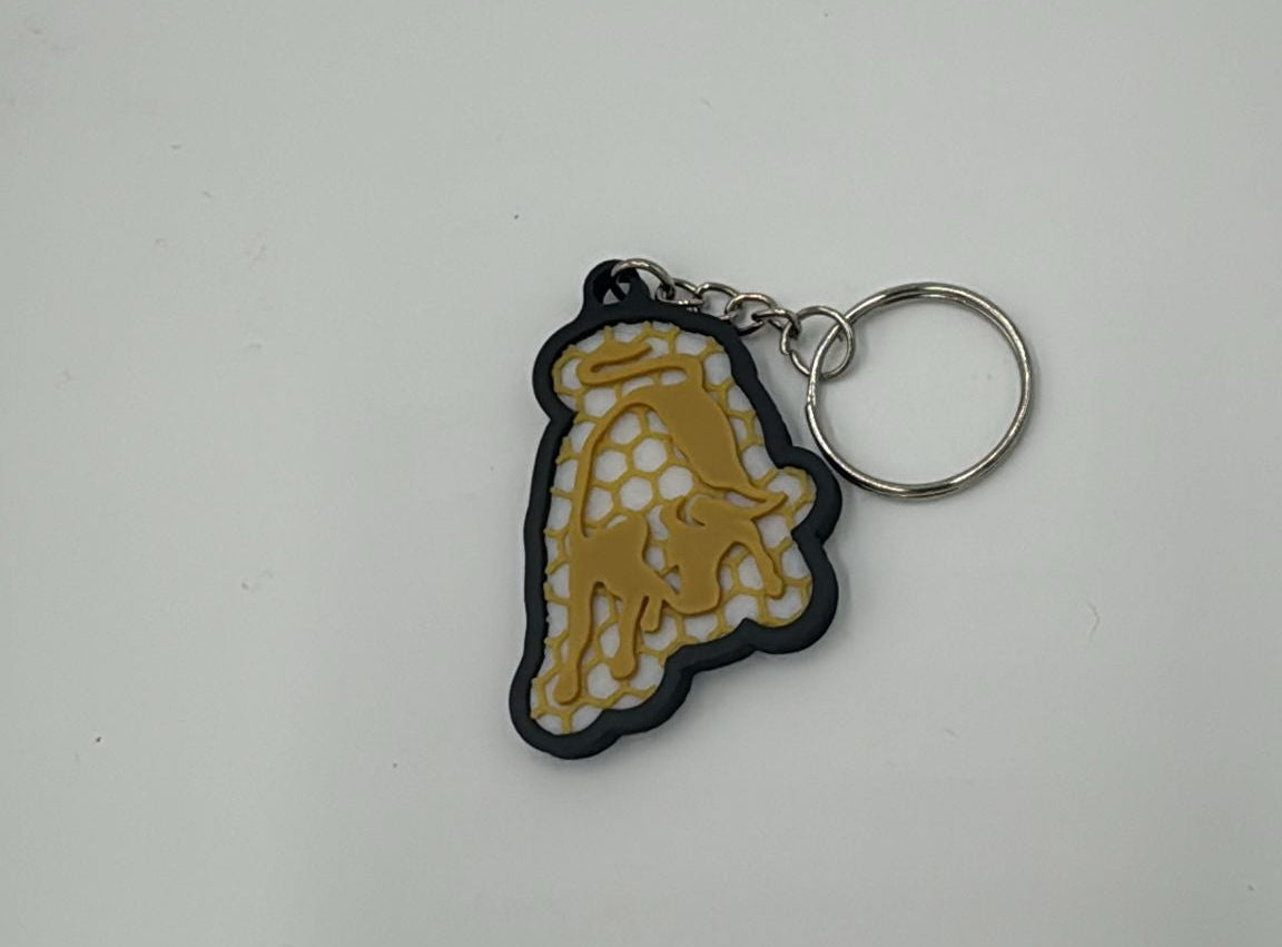 Lamborghini Bulle Schlüsselanhänger am Autoschlüssel auf Tisch platziert