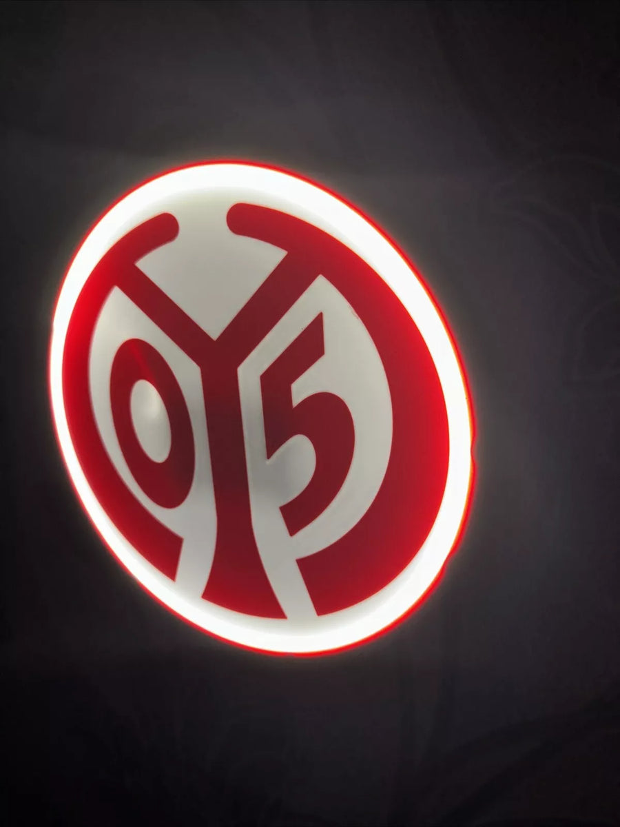 „Dekorative Mainz-05-Lampe als Eyecatcher im Fanraum.“