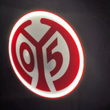 „Dekorative Mainz-05-Lampe als Eyecatcher im Fanraum.“